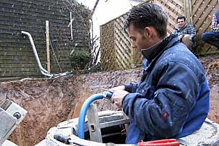 Der Einbau der Zisterne | Das Umwelthaus