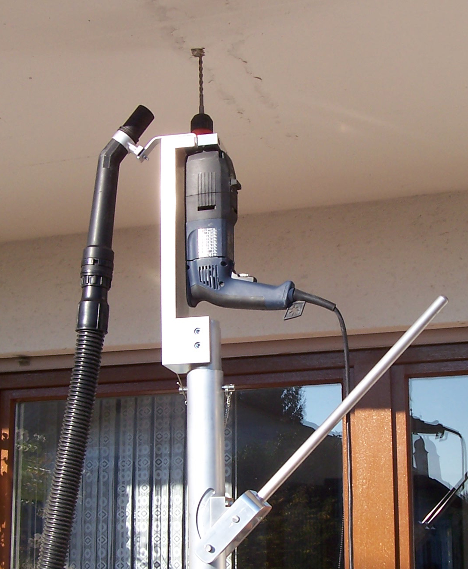 Unbeschwert Löcher in die Decke bohren Waschzettel